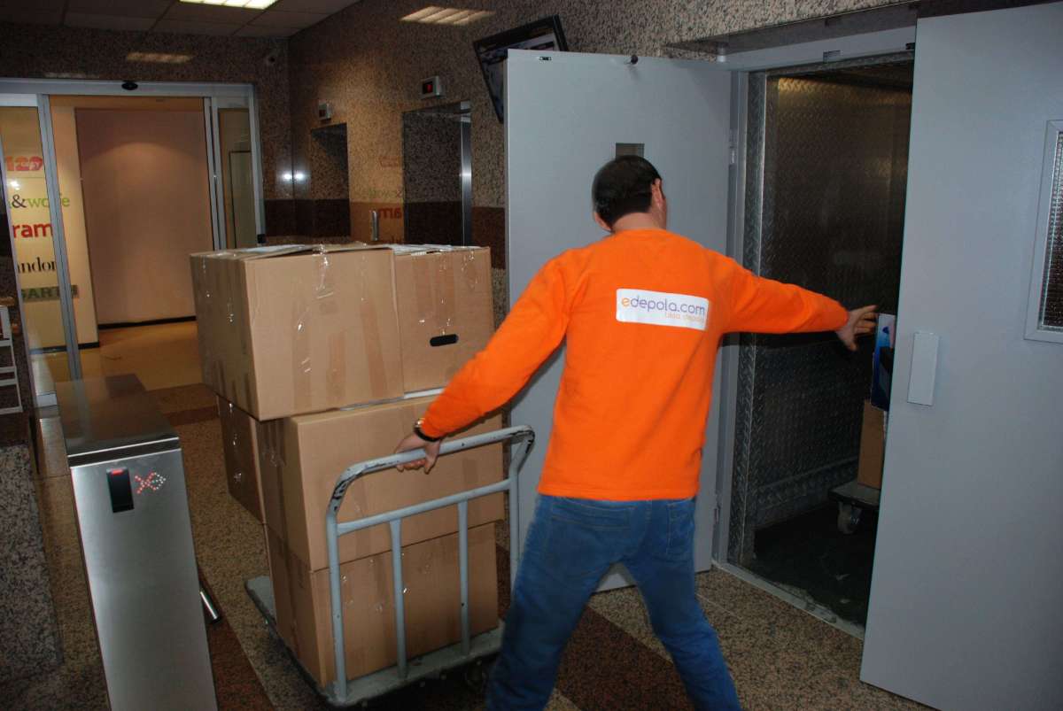 eşya depolama personelinin eşyaları taşıoma ve nakliyesi sonrası kişisel kiralık depoya yerleştirmesi
