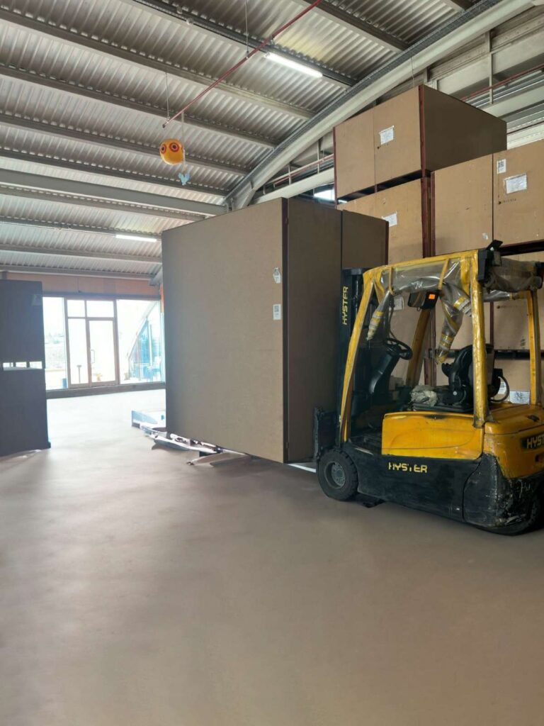 kişisel eşya deposu forklift ve kontenyer depo taşıma