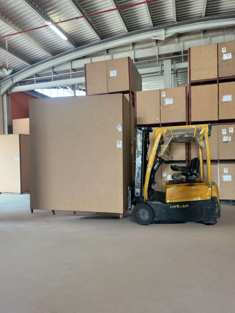 eşya deposunun forklift ile yerleştirilmesi